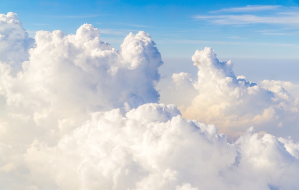 Красивые белые облака в голубом небе