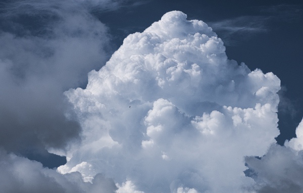 Большое белое облако в небе крупным планом