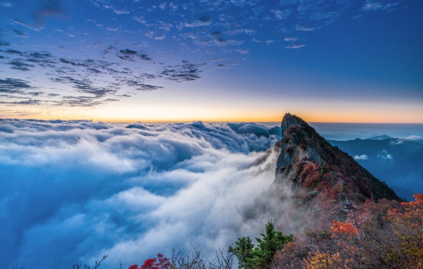 Густые белые облака над горами 