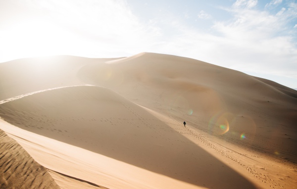 Горячая раскаленная на солнце пустыня 