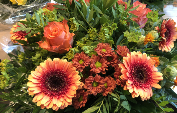 Красивые оранжевые герберы с цветами хризантемы