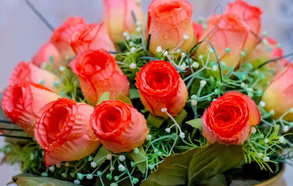 Букет искусственных роз крупным планом