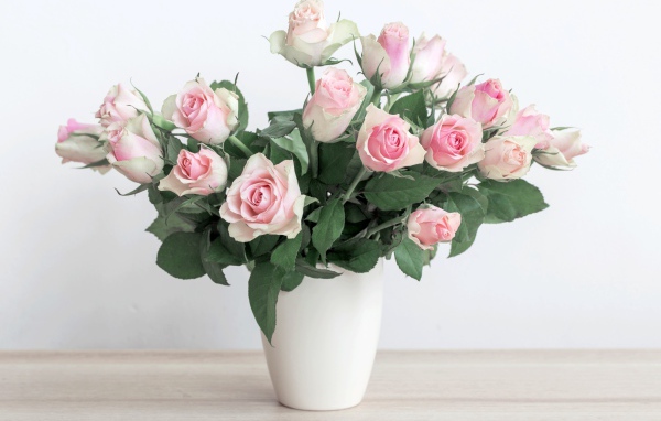 Букет красивых розовых роз в белой вазе 