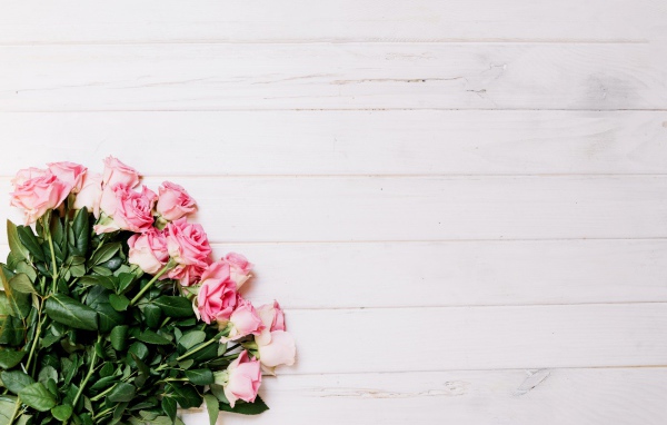 Букет красивых розовых роз на сером фоне 