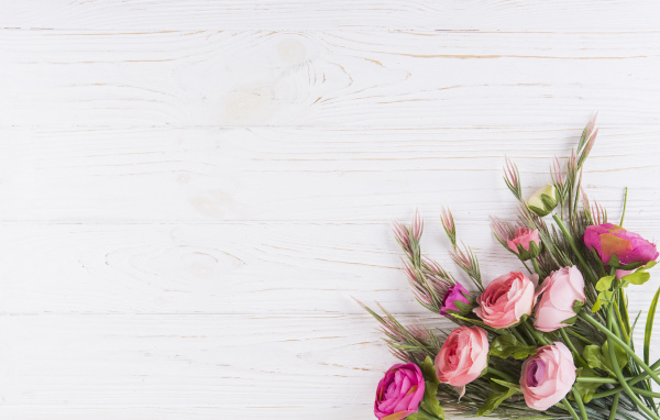 Букет цветов лютиков на деревянном столе