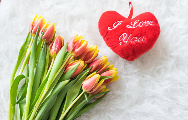 Букет оранжевых тюльпанов с красным сердцем 