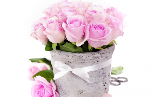 Букет розовых роз в вазе с белой лентой 