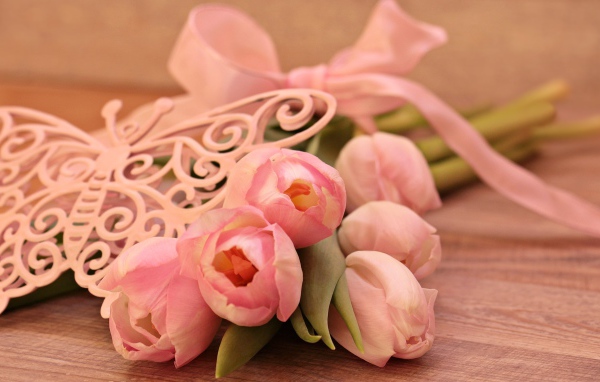 Букет розовых тюльпанов с лентой и бабочкой