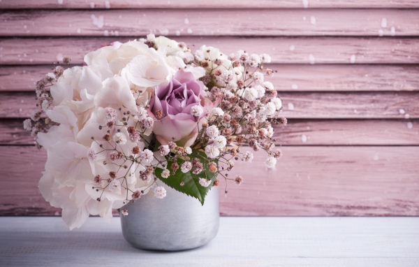 Букет с цветами флоксы и розы в вазе на столе 