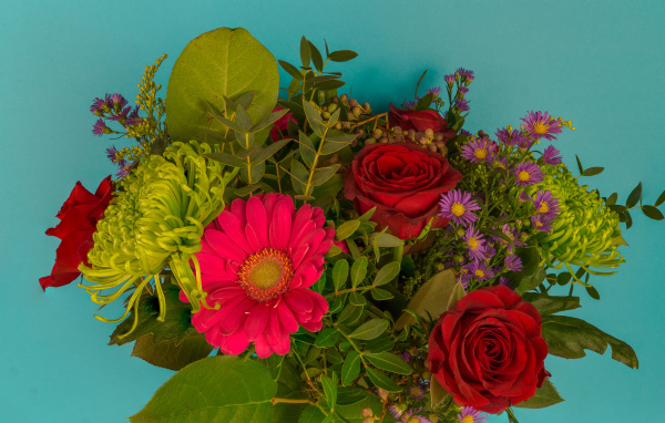 Праздничный букет на голубом фоне