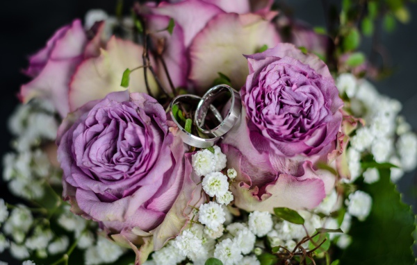Два серебряных кольца с букетом