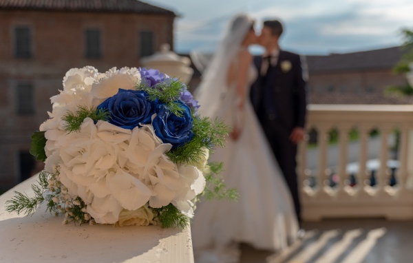 Свадебный букет на фоне новобрачной пары 