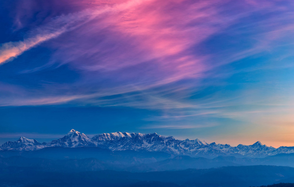 Красивое небо над заснеженными горами