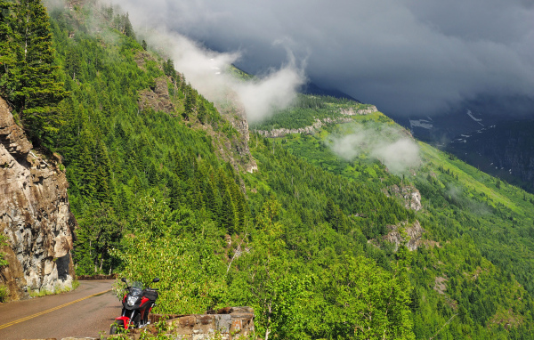 Красивый вид на покрытые зеленью горы в белых облаках 