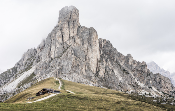 Большая гора на фоне пасмурного неба