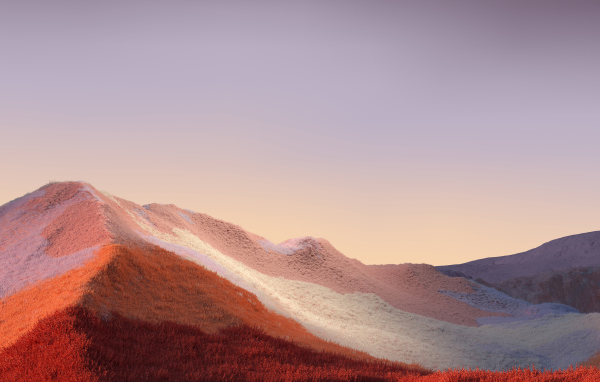 Покрытые травой горы на фоне неба