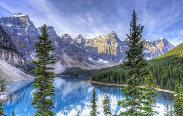 Высокие горы под голубым небом у озера, Канада 