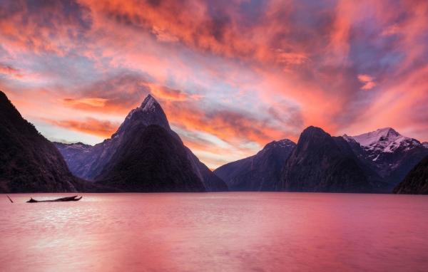 Высокие горы под розовым небом не закате