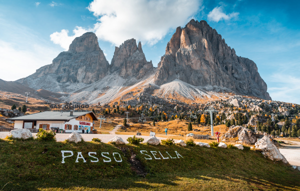 Высокие горы под голубым небом, Италия 