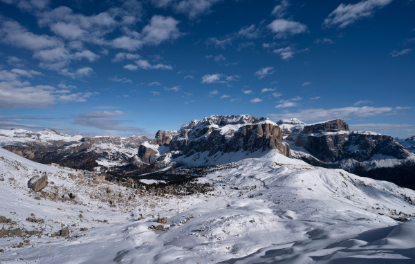 Большие каменные горы покрыты снегом