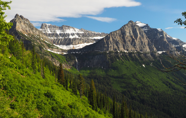 Величественные покрытые снегом вершины каменных гор