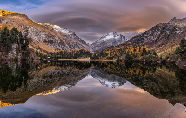 Горы отражаются в озере осенним днем