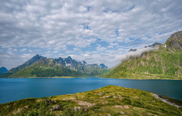 Горы под белыми облаками, Лофотенские острова
