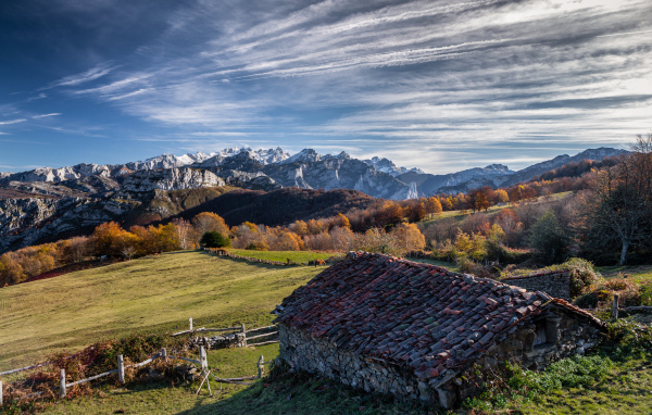 Старый дом в горах под красивым небом 