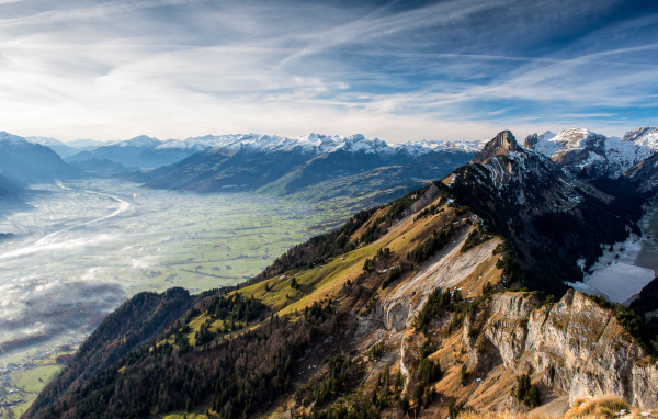 Живописные заснеженные горы год голубым небом, Швейцария