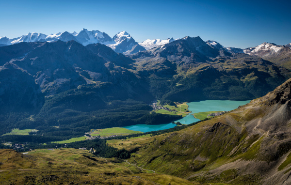 Заснеженные Швейцарские Альпы под голубым небом