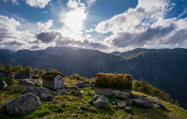 Солнце выглядывает из-за облаков в горах 