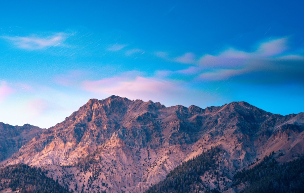 Вершины гор на фоне голубого неба 