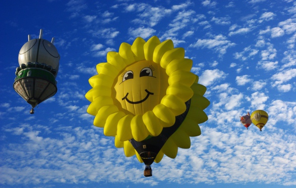 Красивые воздушные шары в голубом небе 