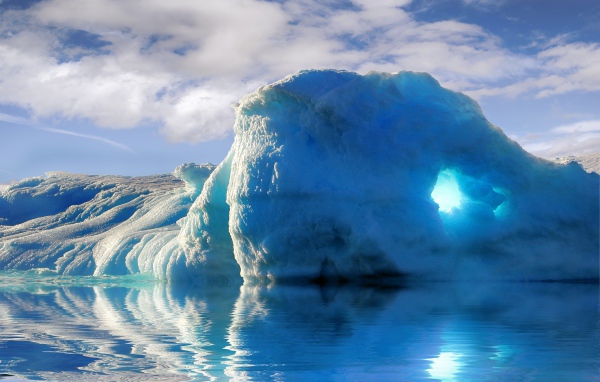 Большой голубой айсберг в воде 