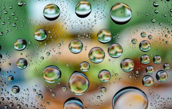 Большие пузыри воды на стекле 