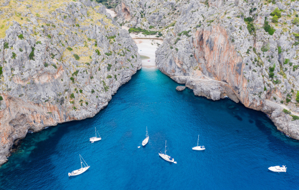 Лодки в бухте между скалами