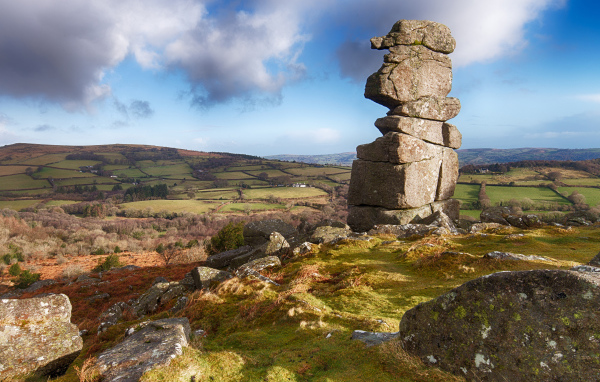 Каменный монумент на вершине холма