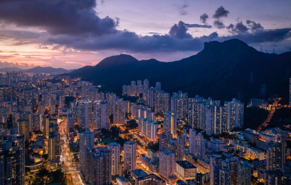 Красивый вид на ночные небоскребы у подножия горы