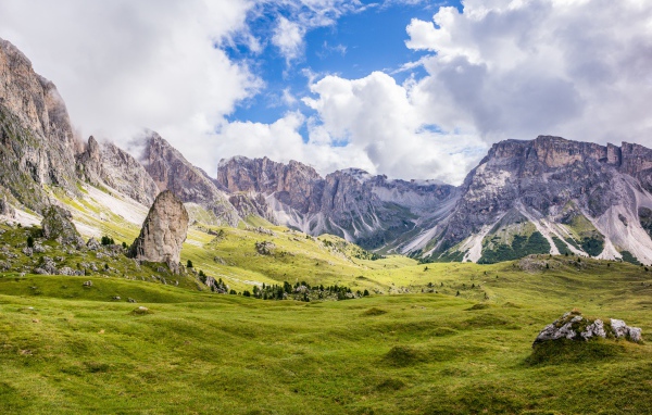 Красивый вид на зеленые холмы у подножия гор 