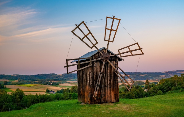 Старая мельница на зеленом холме