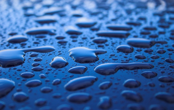 Капли дождя на черном поверхности 