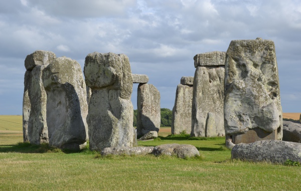 Каменное сооружение  стоунхендж под небом с облаками 