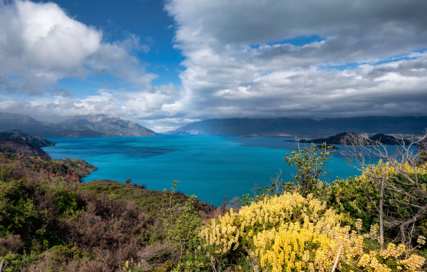 Густые белые облака над озером в горах 
