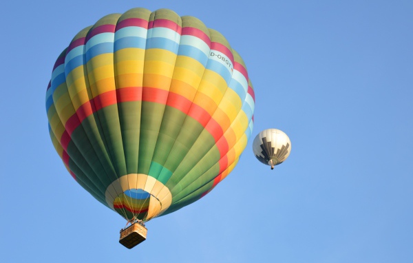 Два больших воздушных шара в голубом небе 