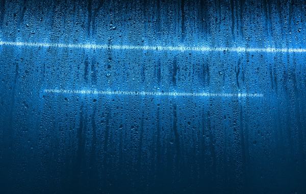 Мокрая голубая стена с белыми линиями