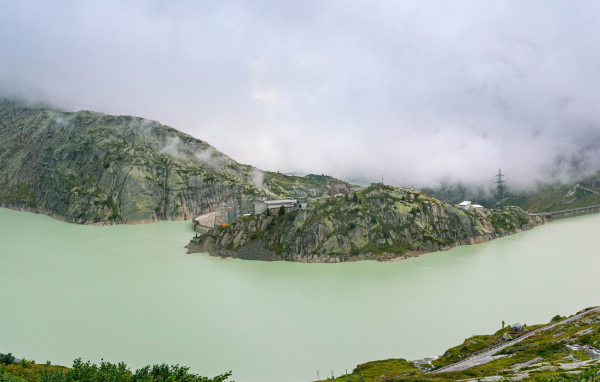 Залив в горах туманным утром,Швейцария