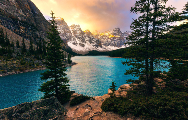 Красивая голубая вода озера Морейн в горах,  Канада