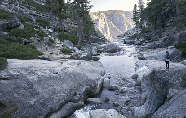 Красивая горная река с каменными берегами