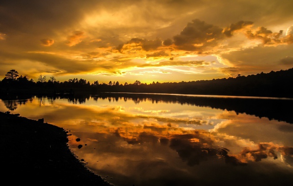 Красивый рассвет над спокойной рекой 