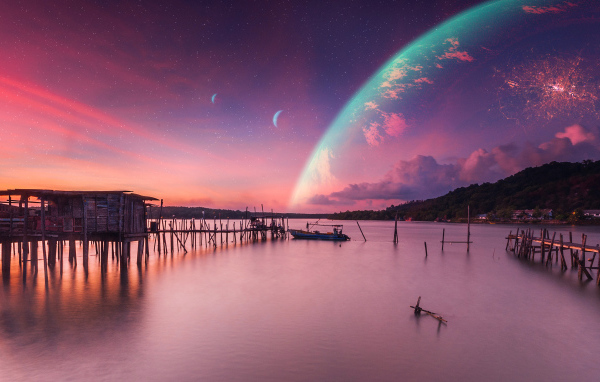 Большая планета в небе над тихим озером